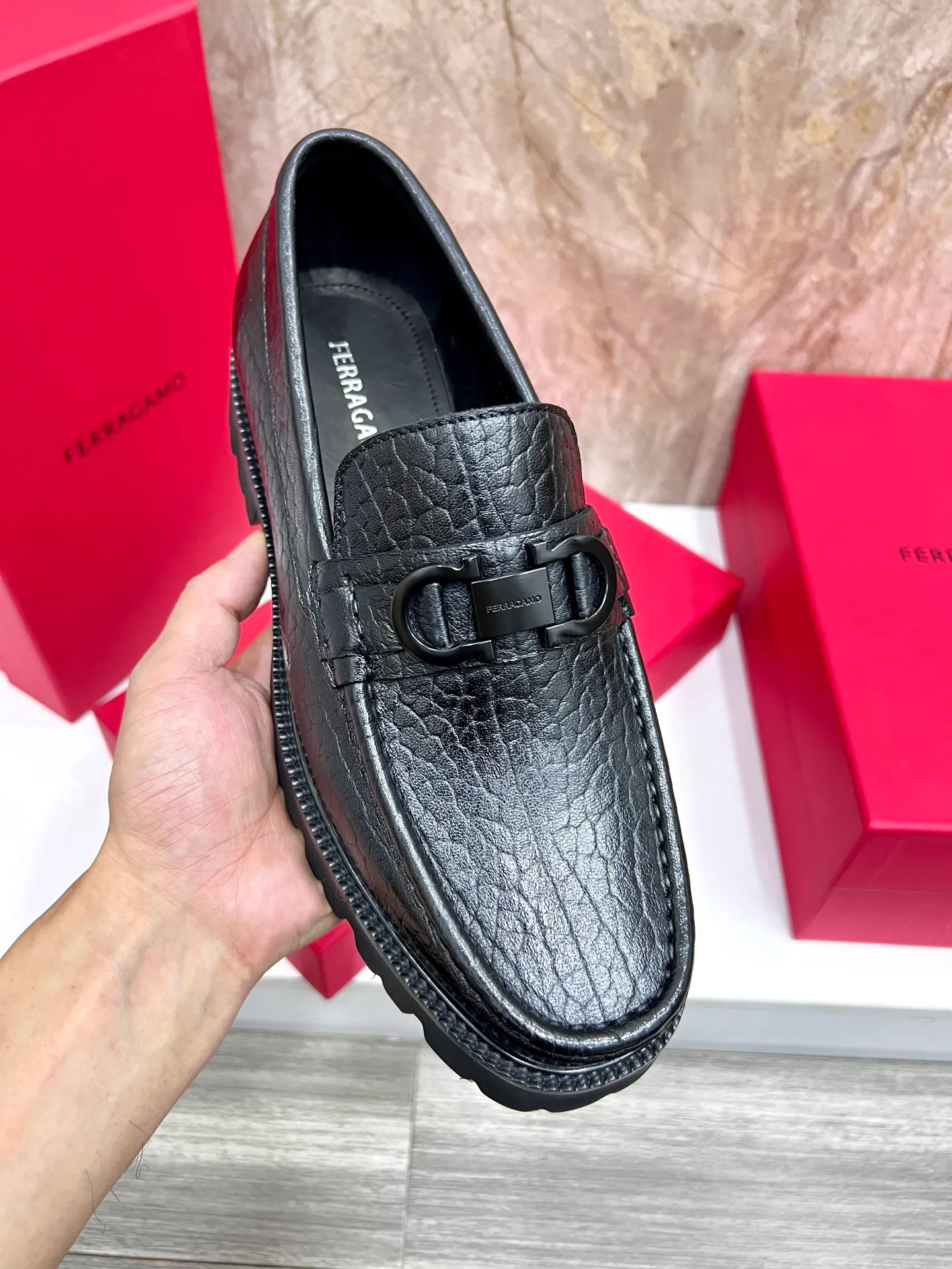 Original quality P580 Brand: Ferragamo Standard size: Men's size 38/44 (45.46 can be customized) Grade: Same style as the official website High-quality men's shoes Material: Customized first-layer calfskin with water-dyed cowhide lining Cowhide tiptoe Original non-slip and wear-resistant rubber outsole Style category: Men's formal business leather shoes are young and fashionable European and American trends British style Casual matching and comfortable feet Color: actual picture